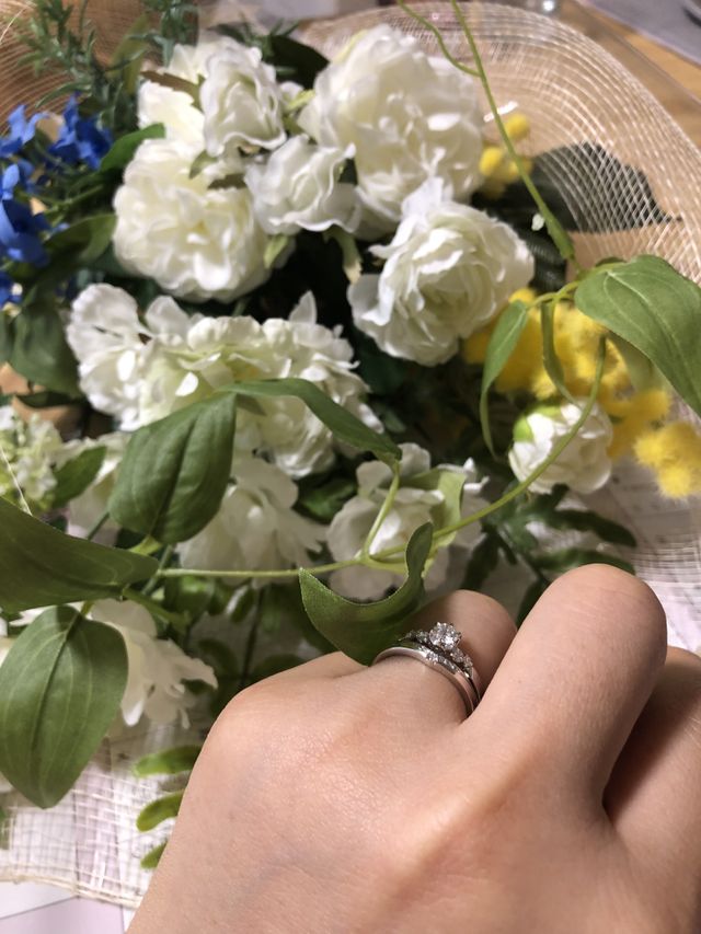 エターナルサンライズのセットリング着用写真です。