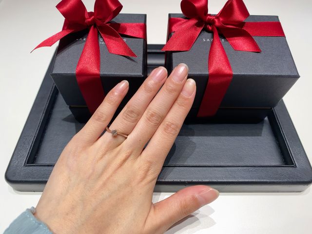 ウェーブデザインで指長効果があります。