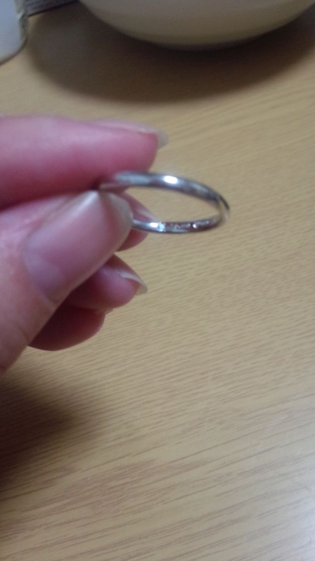 見えにくいけど、中に結婚月の石が入ってます。