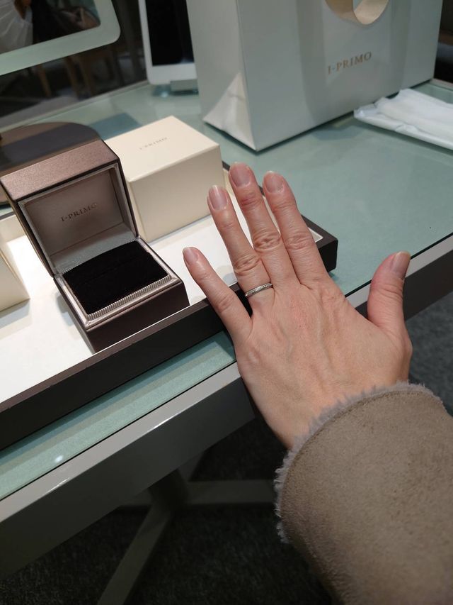 シンプルながらダイアモンドの輝きが際立つ素敵なデザインです