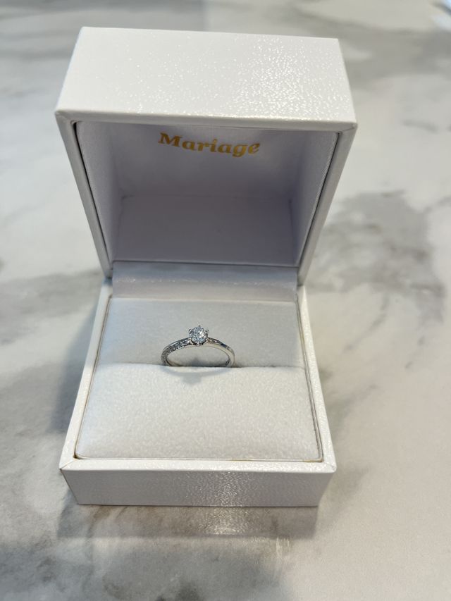 箱に入っている状態の指輪です。