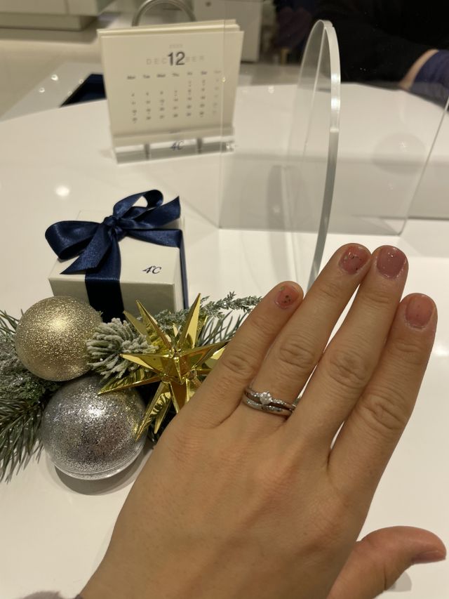 婚約指輪と重ね付けできるデザインを探しました。