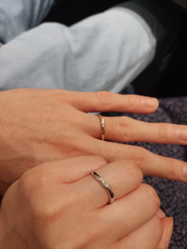 指が細く見えるデザインです