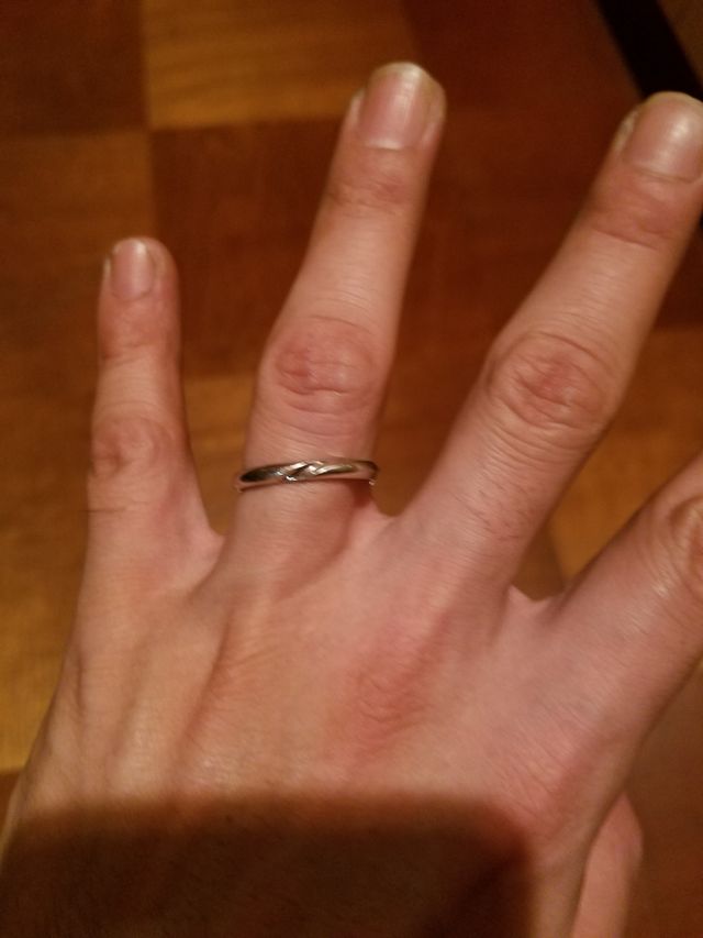 指に付けた画像です。