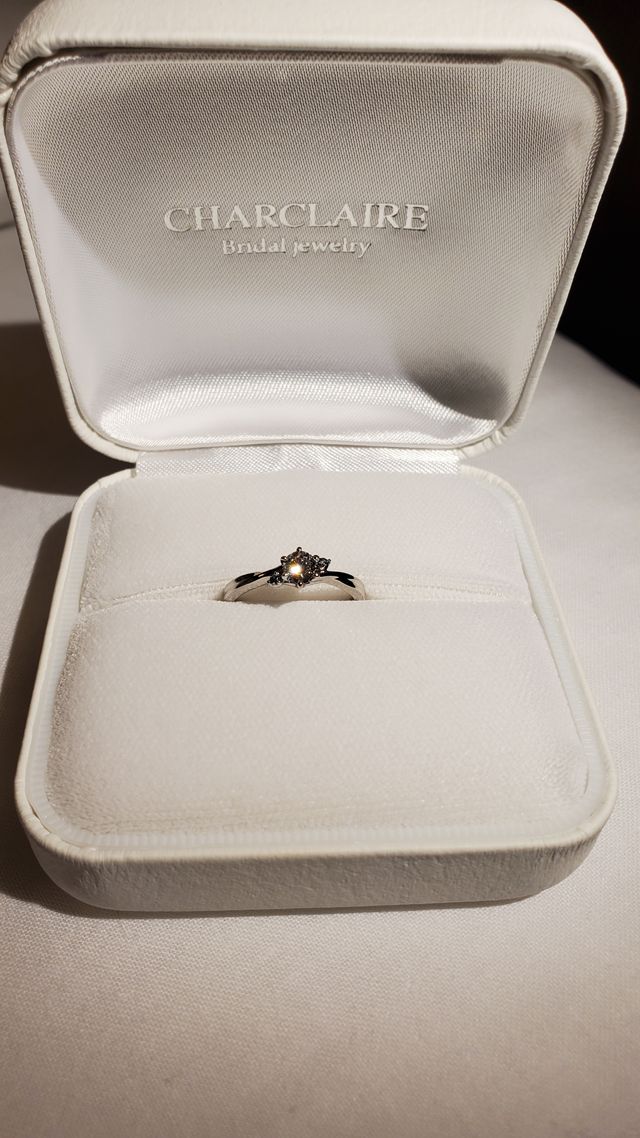 左右のダイヤをアイスブルーに変更して頂きました。