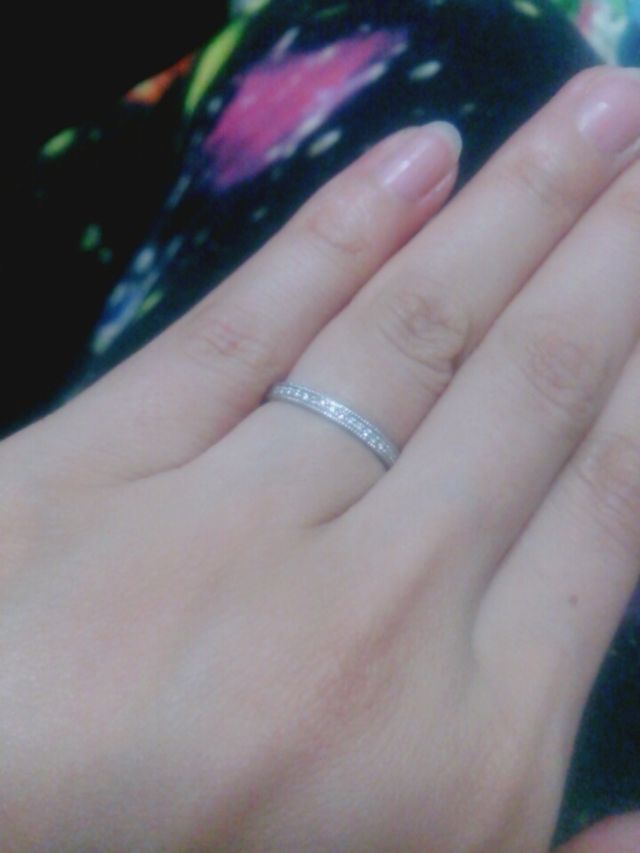 真ん中にピンクダイヤモンドを一石入れてます♪