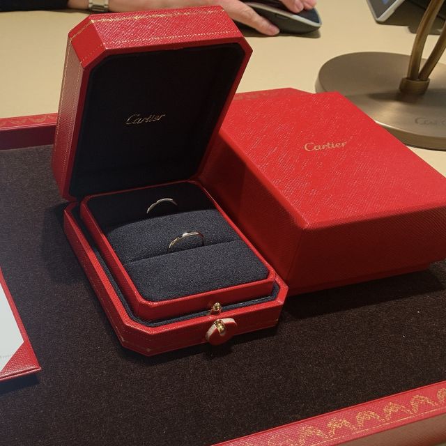 シンプルな結婚指輪です。