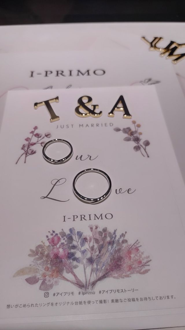 指輪を英語の間において上にイニシャルをおいてとりました。