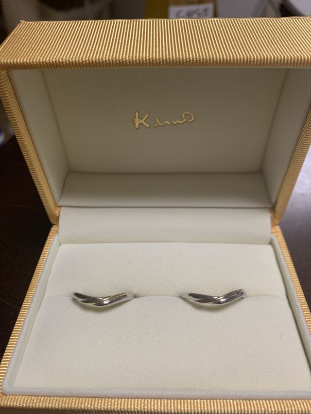 男性用はイエローゴールド、女性用はピンクゴールド.ダイヤなし