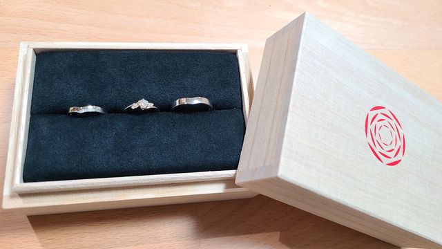 結婚指輪と婚約指輪。