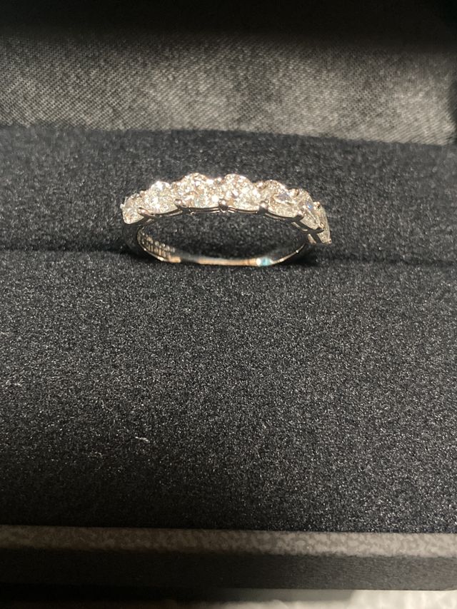 ダイヤモンド7石並んで綺麗です