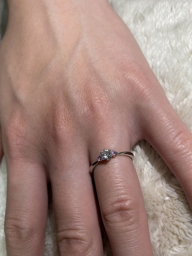 ダイヤモンドはステラ加工という100面カットが施されています