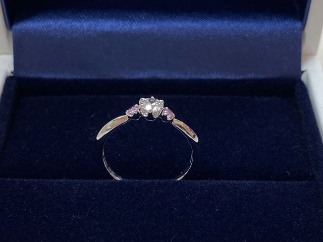 ダイヤモンドの左右にはサファイア
ナデシコというデザインです