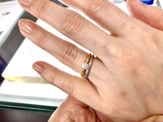 ゴールドの婚約指輪試着。