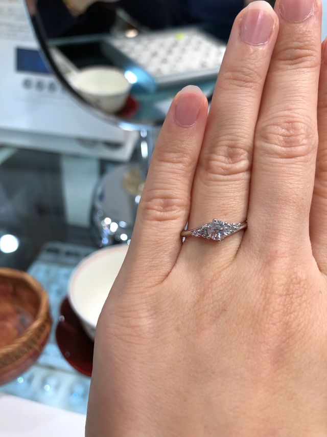 婚約指輪試着時
