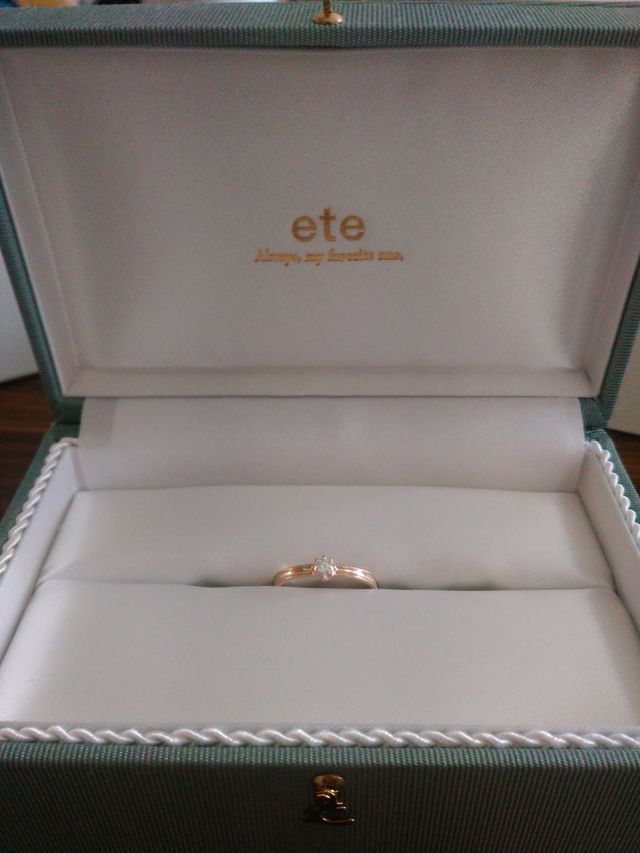 ピンクゴールドです。