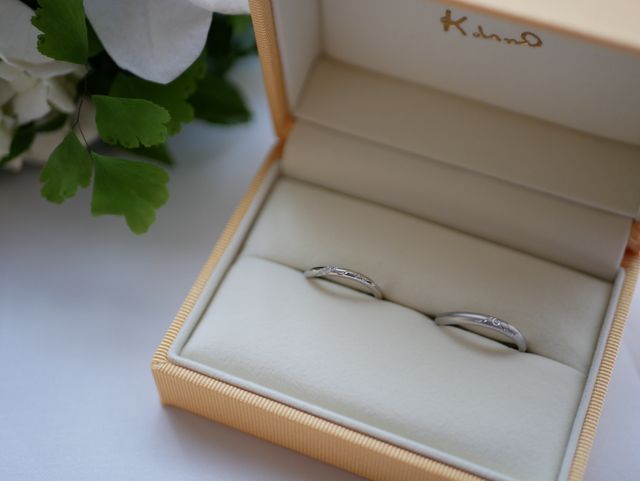 結婚指輪: 波とイニシャル、サファイアと貝殻