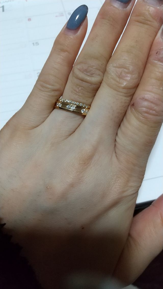 イエローゴールドで中がマット加工