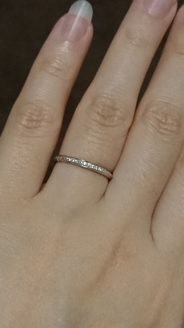 ダイヤが側面から巻き付くようなデザインのハーフエタニティ