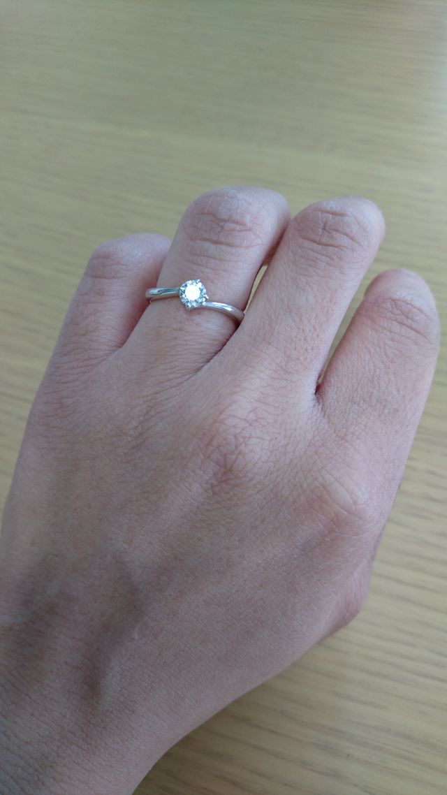 0.35カラットです。DカラーのIFで約30万円でした。