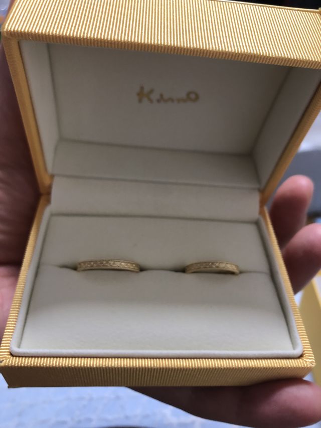 月桂樹のデザインに一目惚れ。2人の思い出を刻印に入れました。