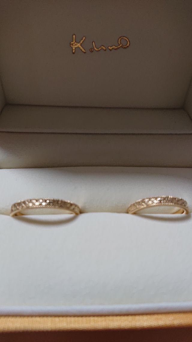 デザインが好みで、二人の思い出のデザインを刻印しました。