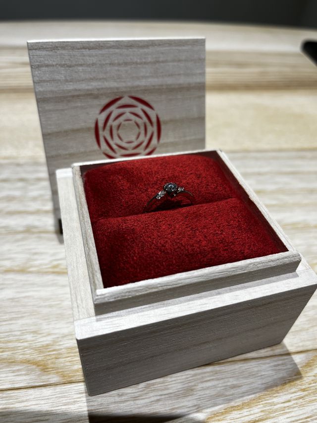 二人の「縁」をゴールドで表した指輪。