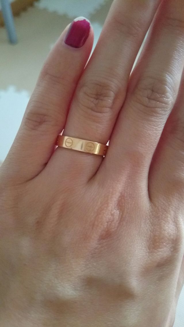 光によってはgoldに見えますがピンクgoldです。