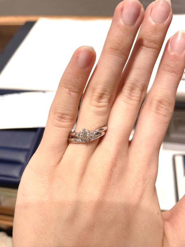 V字ラインの指輪です