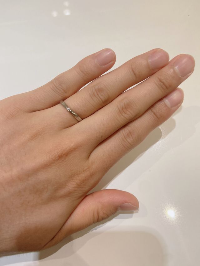 ストレートのデザインに捻ったようなデザインが入っています。