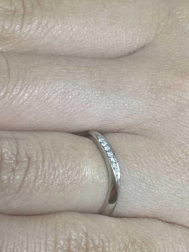 ウェーブのデザインが気に入ったので、この指輪を試着しました。