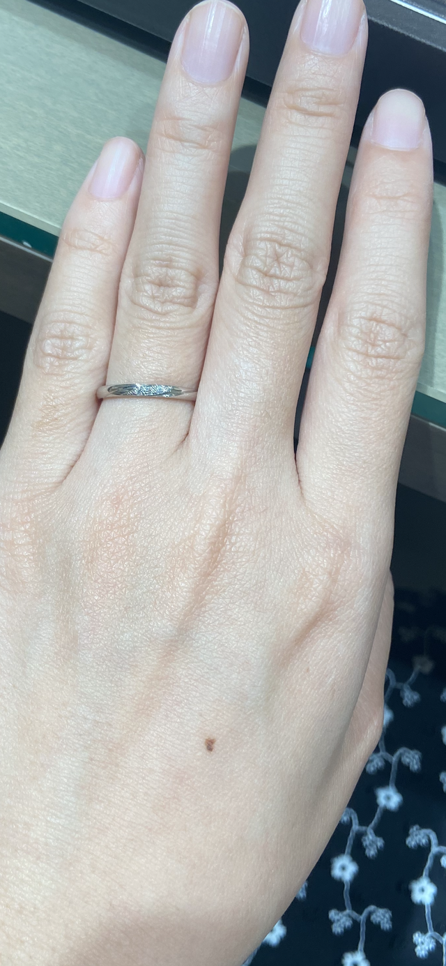 ストレートの指輪に斜めにダイヤが入っているデザインの指輪です