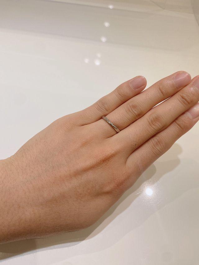 ストレートリングですが、捻るようなデザインが入っています。