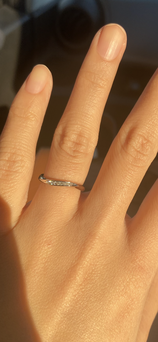 ウェーブデザインに左に流れるように斜めにダイヤが入ってます。