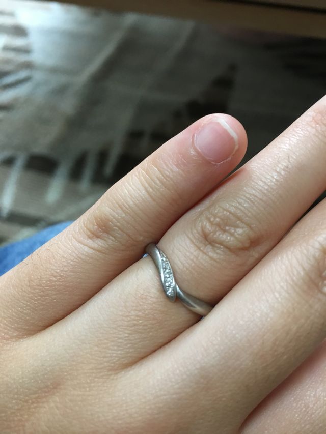 指が少しぷにっとさているので、細身のデザインにしました。