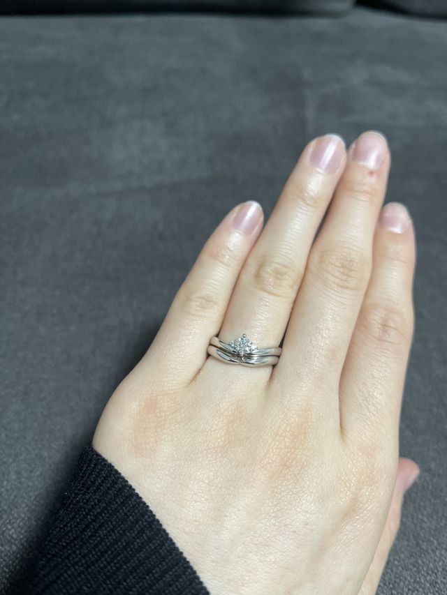 EVERGLOWの結婚指輪（下）と婚約指輪（上）