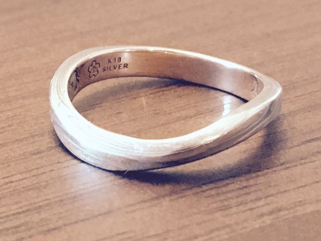 内側に刻印が入っています