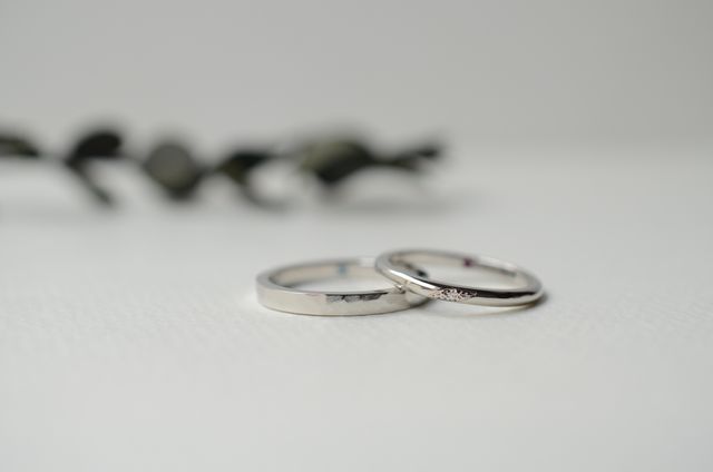 お互いそれぞれ自分の誕生石を入れたのがポイントです。