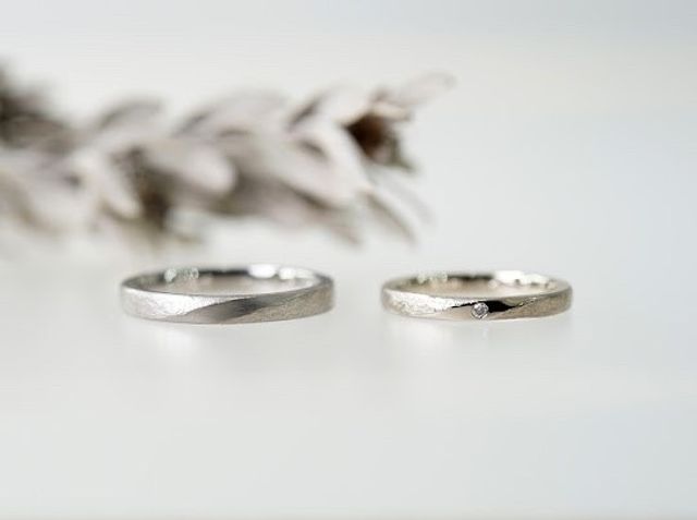 自分達の指に合うように色、細さまでこだわりました。