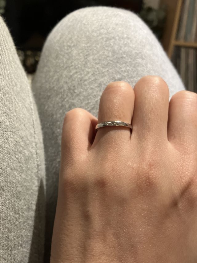 ピンクダイヤモンドが入ったシンプルな指輪です。