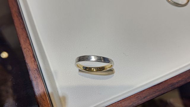 プラチナとシルバーの金属を組み合わせた指輪になります。