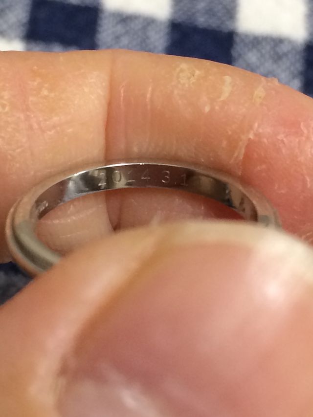 内側に入籍日とイニシャルの刻印入り