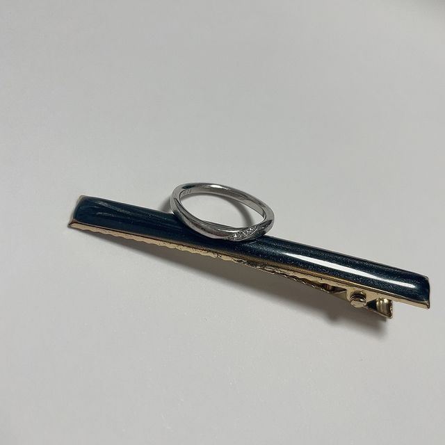 シンプルながらも綺麗にダイヤがセッティングされております。