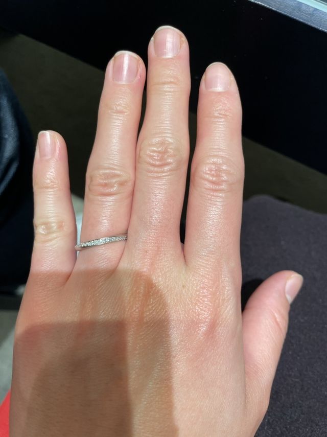 指が綺麗に見えるウェーブのデザイン