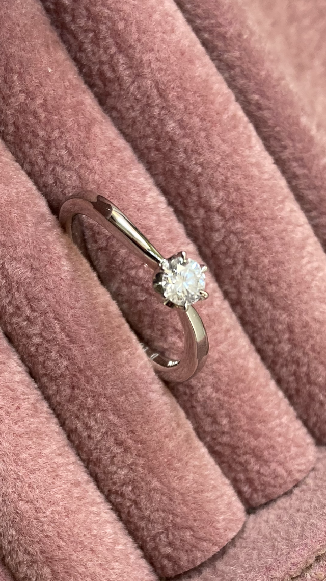 シンプルなデザインで、重ね付けも良いと思います。