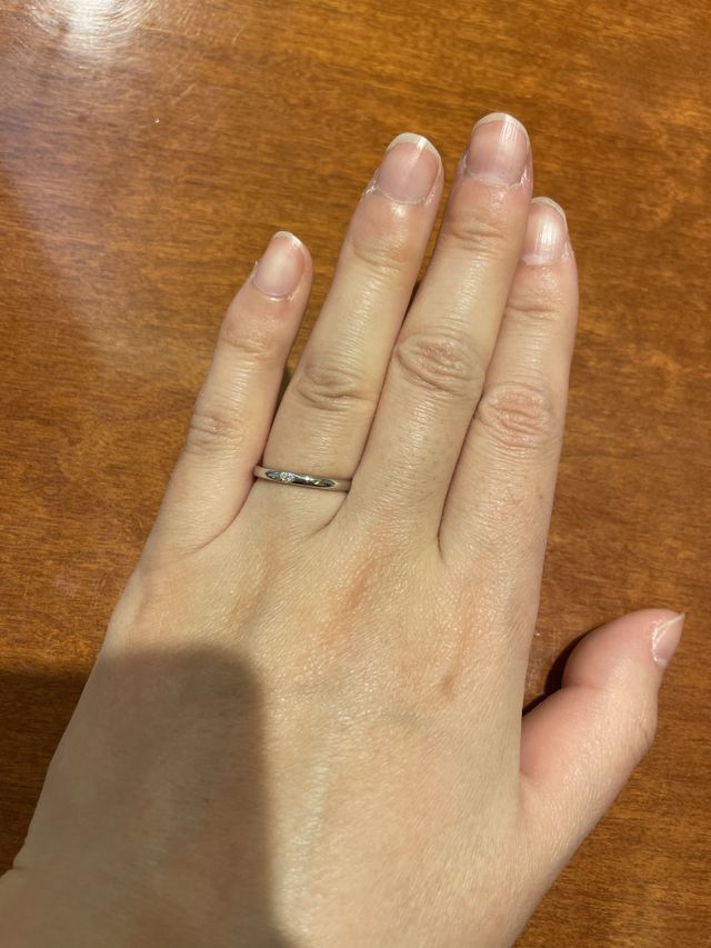 ダイヤ周りに少し窪みがあるためダイヤが反射しとても綺麗でした