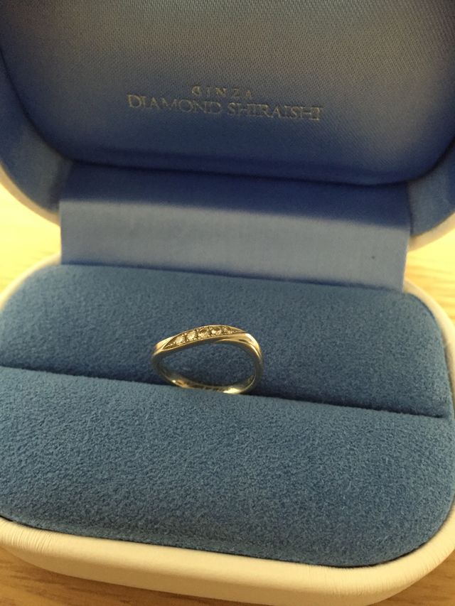 真ん中にダイアモンドが入ってます