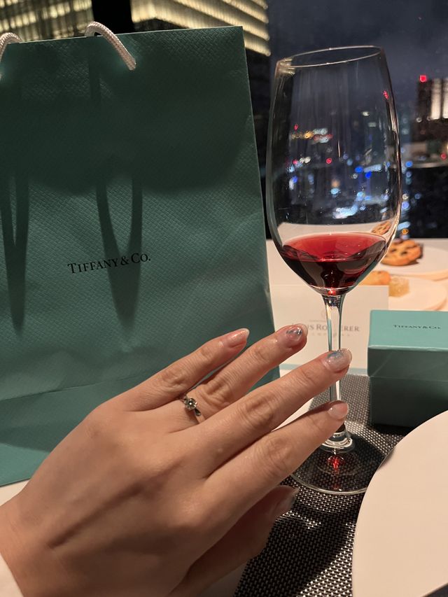 ダイヤの輝きが一目でわかるデザインです。