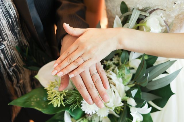 シンプルなデザインに細身の指輪が
とても指が綺麗に見えます。