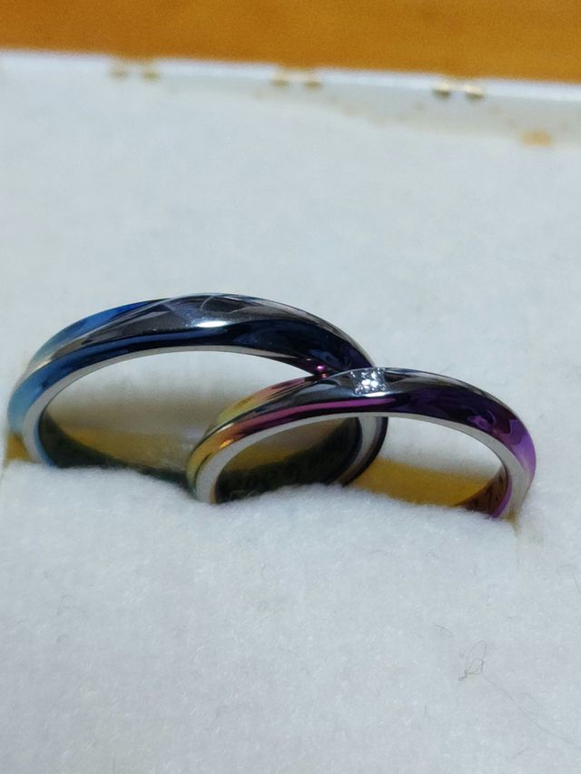 カラフルな色が入っている個性的な指輪です。
